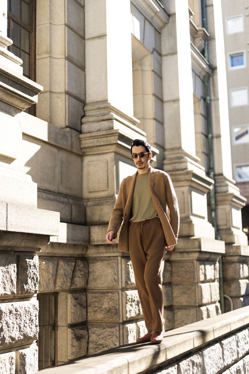 ジャケット597300円、セーター172700円、パンツ517000円、ソックス77000円、靴135300円、サングラス178200円〈すべてロロ・ピアーナ／ロロ・ピアーナジャパンTel:03-5579-5182〉