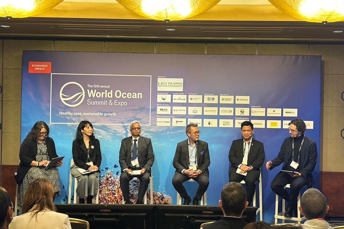 写真② IUU(違法・無報告・無規制漁業)のパネルとトレーサビリティの「HowTo」。左から2人目が筆者