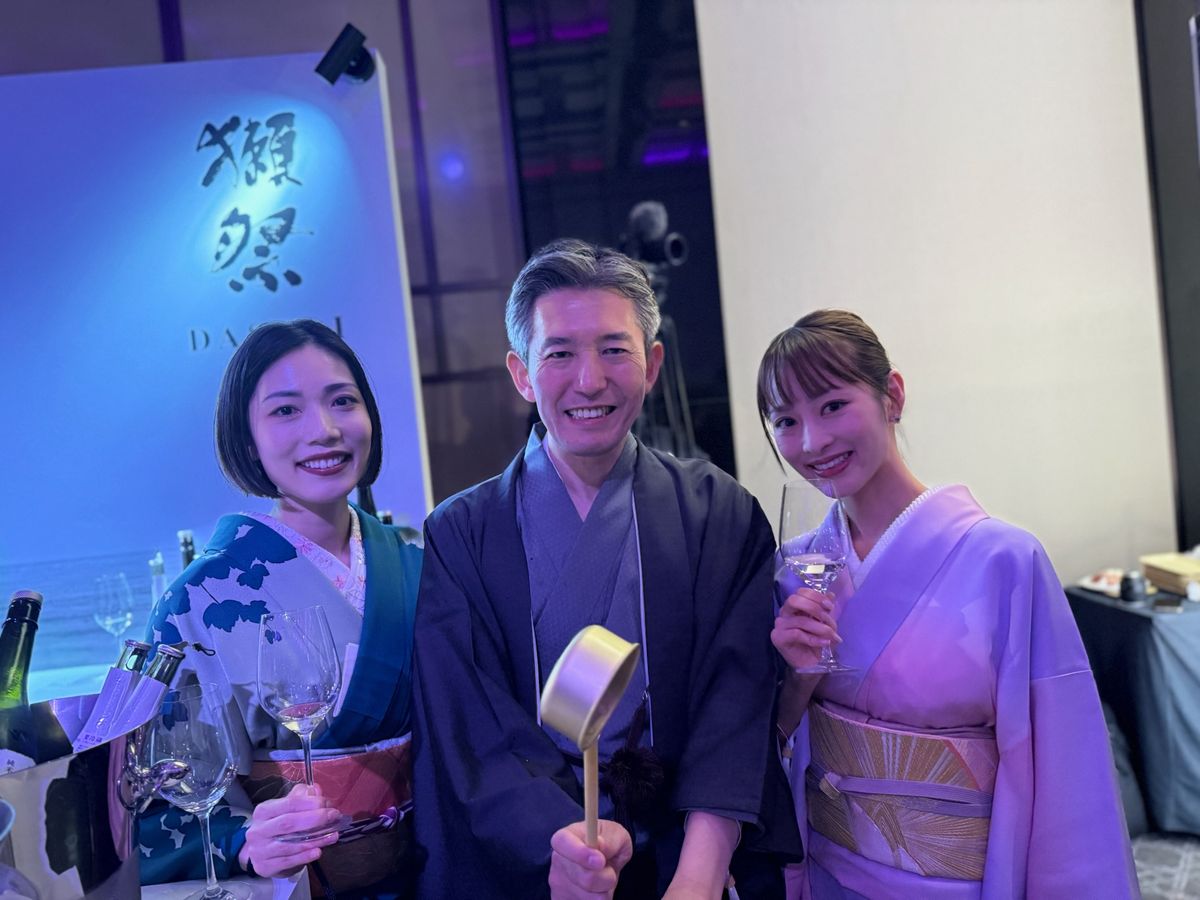 筆者（左）と桜井社長、食とワインのエキスパート瀬川あずさ氏