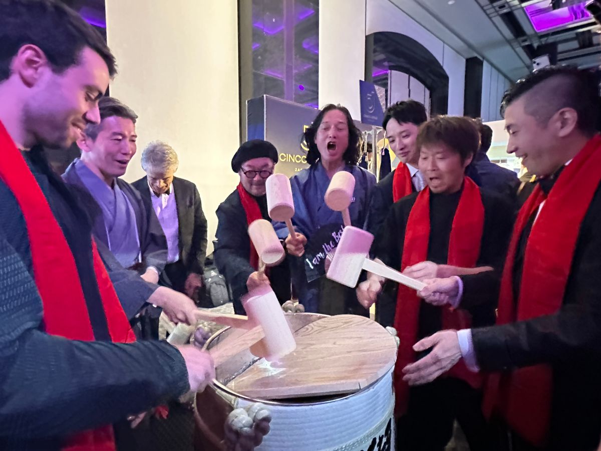 2025年「アジアのベストレストラン50」パーティーにて日本チェアマン中村孝則氏、受賞シェフとともに