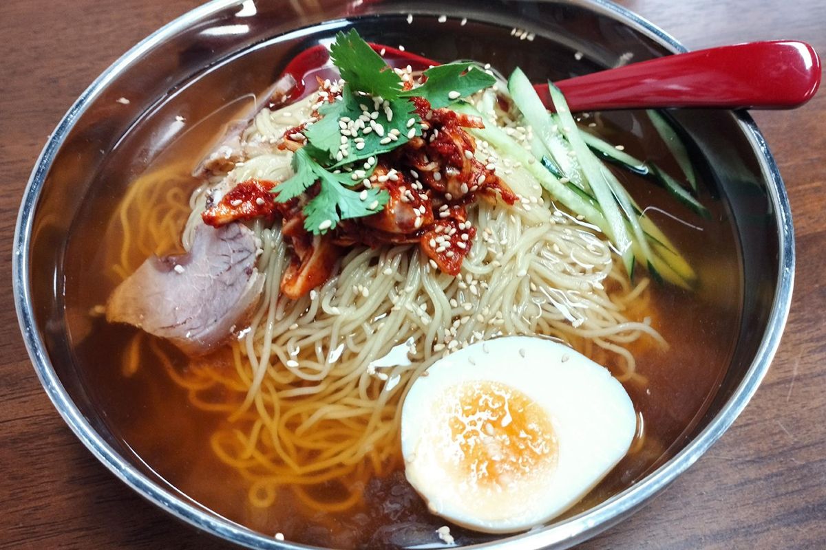 「東北鷄西大冷麵」の冷麺は麺が細く、コシはほどほどで、料理ハサミで切ったりして食べる、他の地方とは違うのが鶏西冷麺の特徴