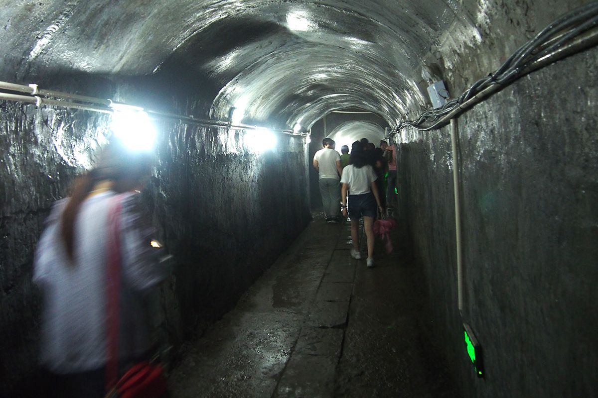 ロシア国境にある関東軍が建設した虎頭要塞は一部を見学できる。夏でもひんやりした湿気を含んだ空気が洞窟内を流れている