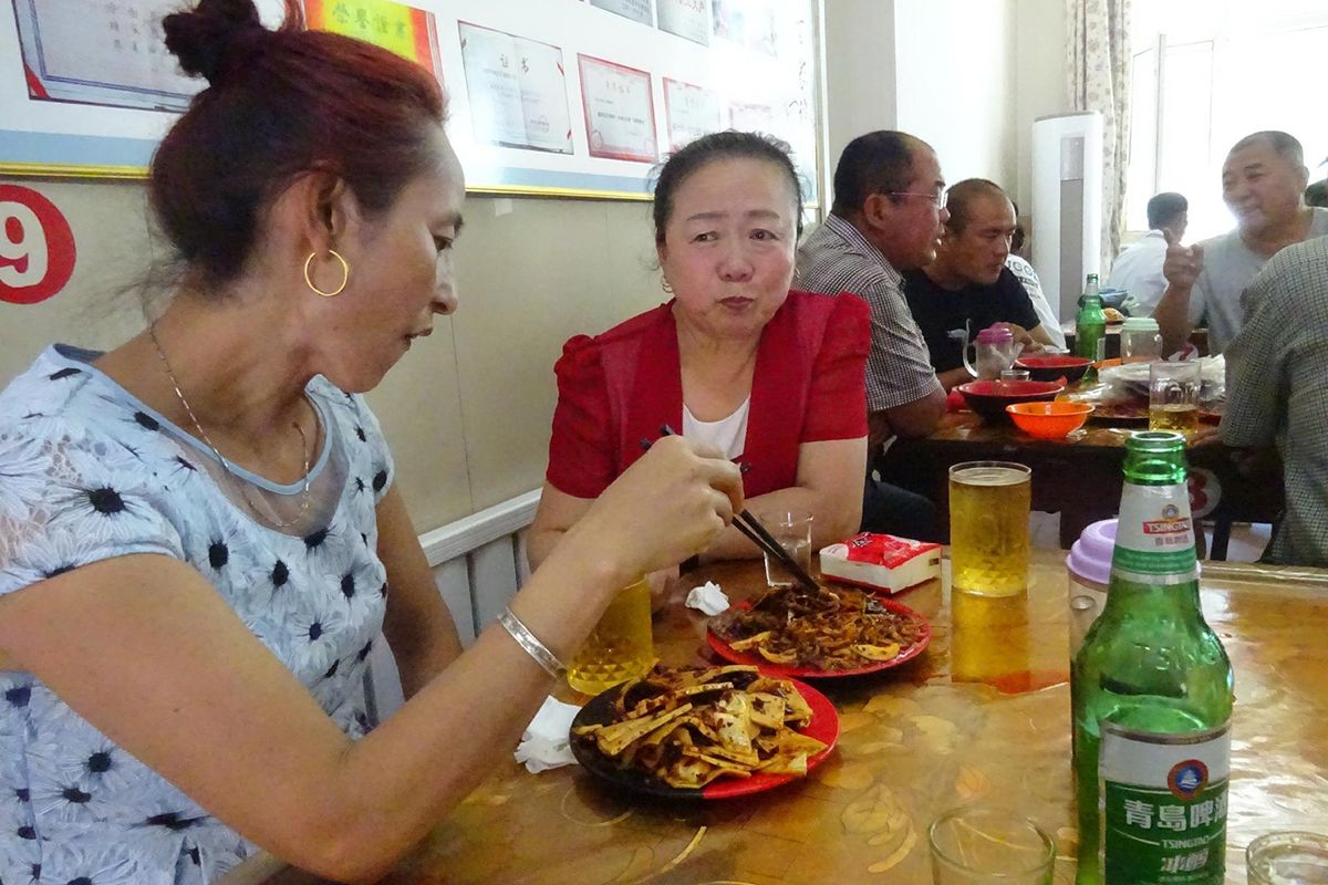 「超級冷面」の店内は地元の人でにぎわっていて、1人で店を訪れた筆者は常連と相席になった