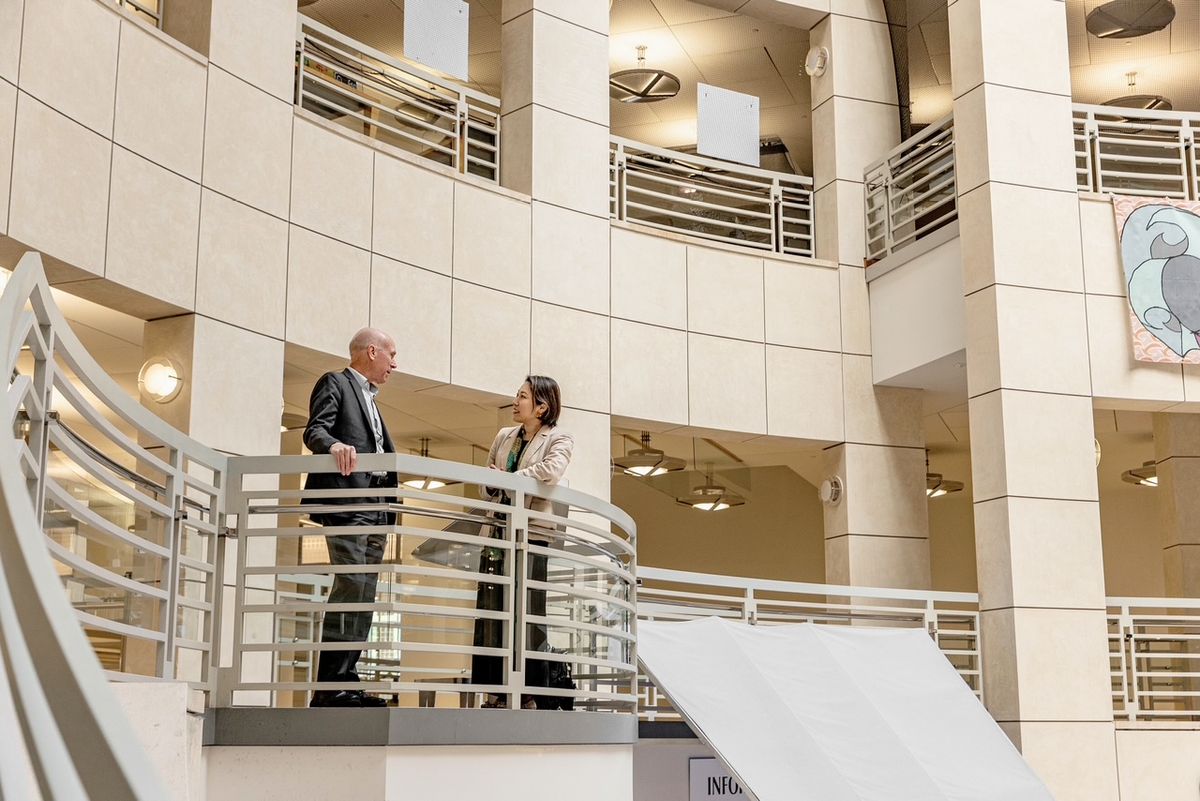 復活には、日本の「行動する勇気」が試されていると語るJSNCのグリーンウッド会長（左）　　Courtesy of the Author