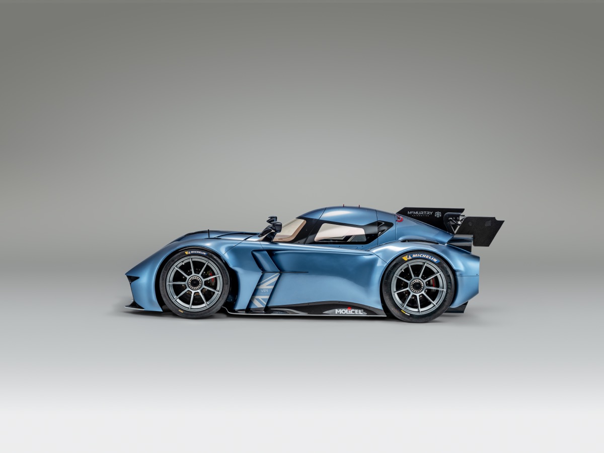 小さな電動スーパーカーが「上下逆さまで走行」できることを実証 | 車