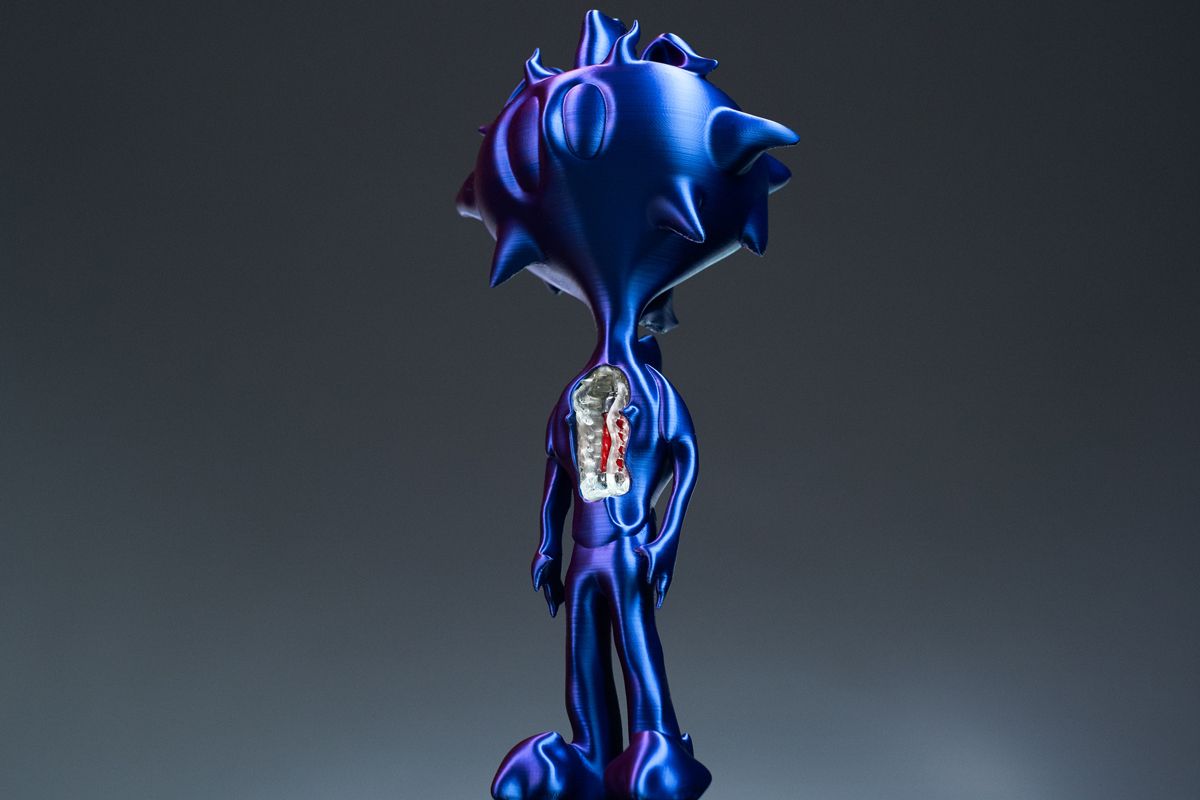 宇宙人のフィギュアの中に宇宙人のDNAカプセルを埋め込んだ作品「人工宇宙人」。