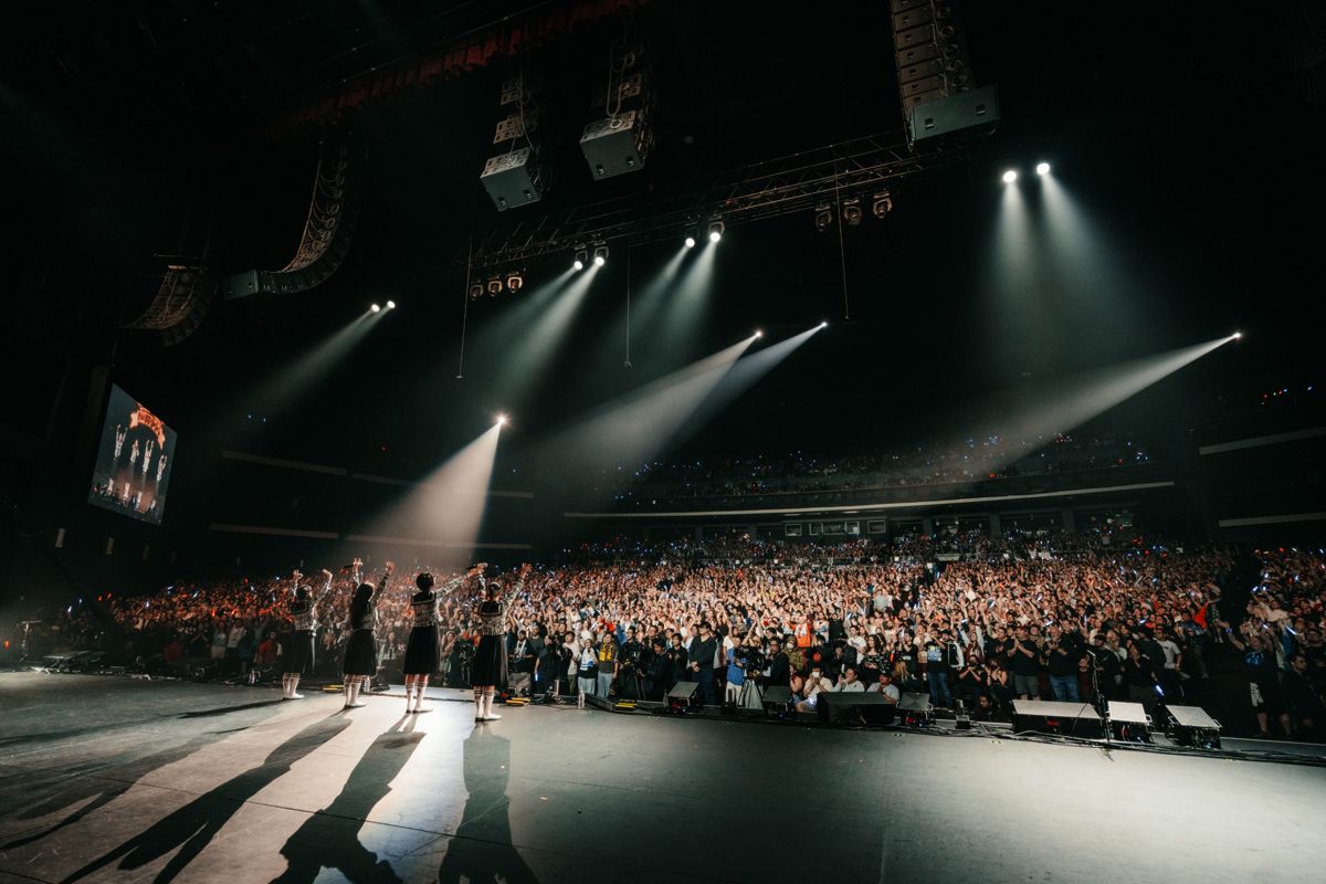 2025年3月にロサンゼルスで開催されたJ-POPのショーケース「matsuri ’2 5:Japanese Music Experience LOS ANGELES」でパフォーマンスする新しい学校のリーダーズ。ほかにYOASOBI、Adoが出演し、会場となったピーコックシアターには、約7,000人の観客が集まった。