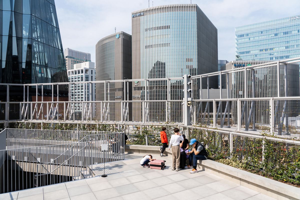 建物の高さは56mまでという銀座ルールのなかで、床面で約20mと周囲のビルより低く構えるGinza Sony Parkの屋上では、周囲を見下ろすのではなく、銀座の空を見上げる面白さがある。