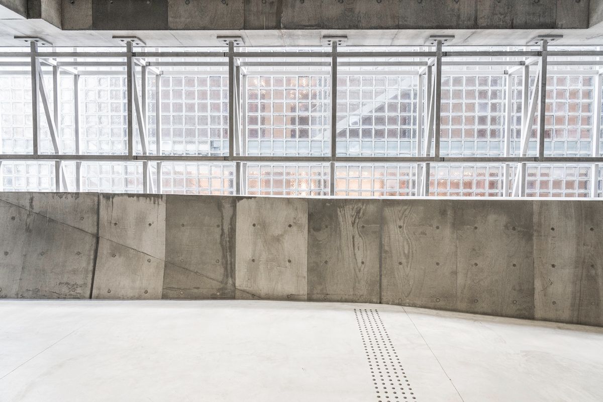 地下から屋上へと続く「縦のプロムナード」からは銀座の街が見える。写真は、永野が気に入っているという“隣の美しいビル”の借景。アクティビティを体験後、街に出るまでにその余韻を楽しめる場所でもある。