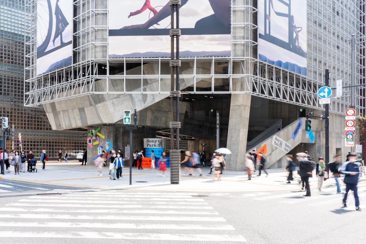 Ginza Sony Parkは、地上は晴海通り・外堀通り・ソニー通りに面し、地下は地下鉄コンコースと駐車場に直結するという「ジャンクション建築」を踏襲。特に1階フロアは段差や扉もなく、街とシームレスにつながる。
