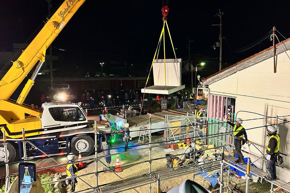 部材を現場に運び組み立て。