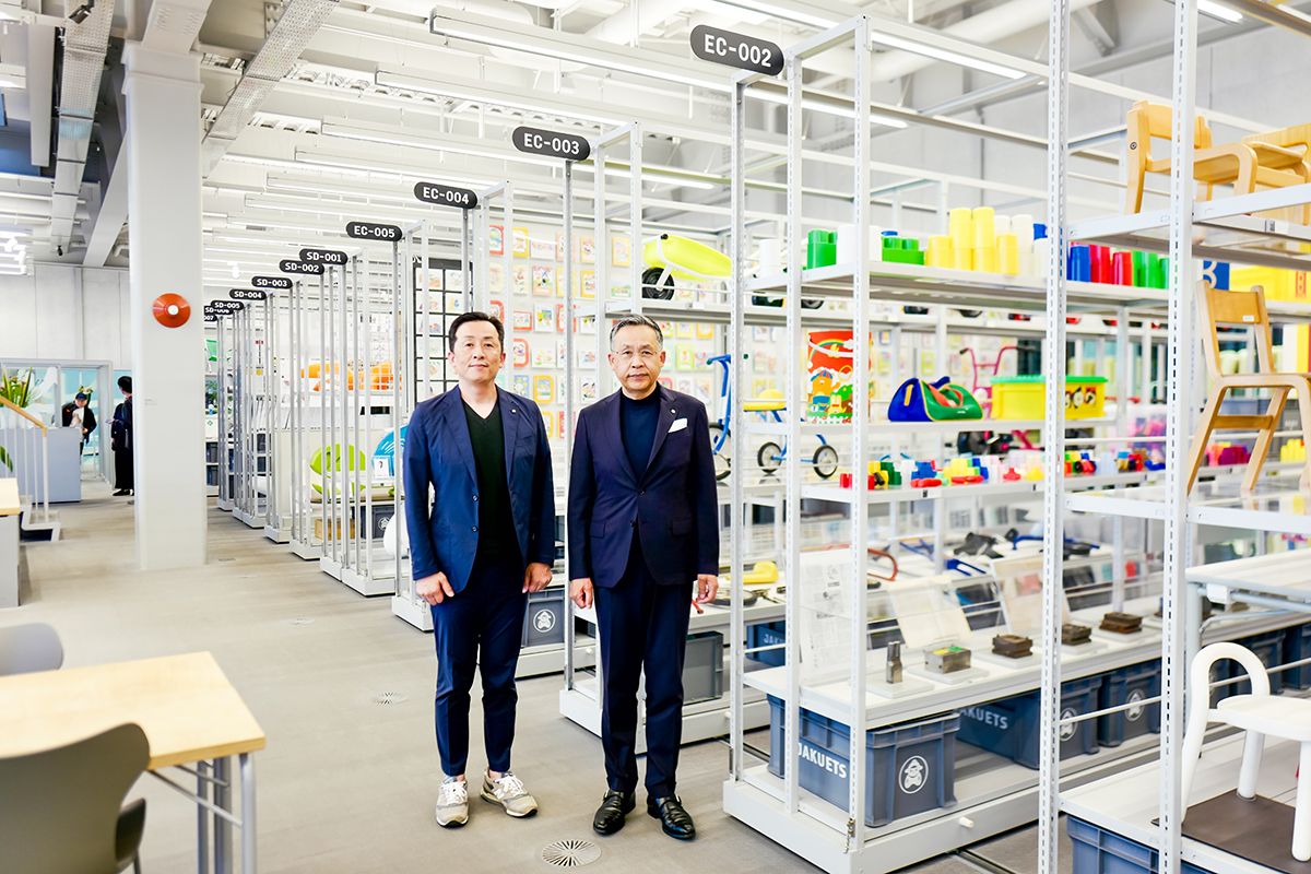 ジャクエツ徳本達郎 代表取締役社長（右）、徳本誠 取締役専務執行役員（左）。本社ショールームにて