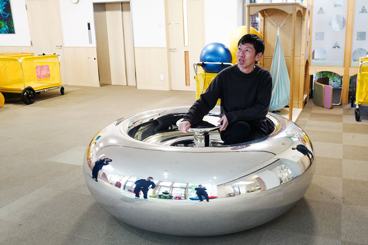 ジャクエツ本社を訪問した際、実際に遊具を体験する中川