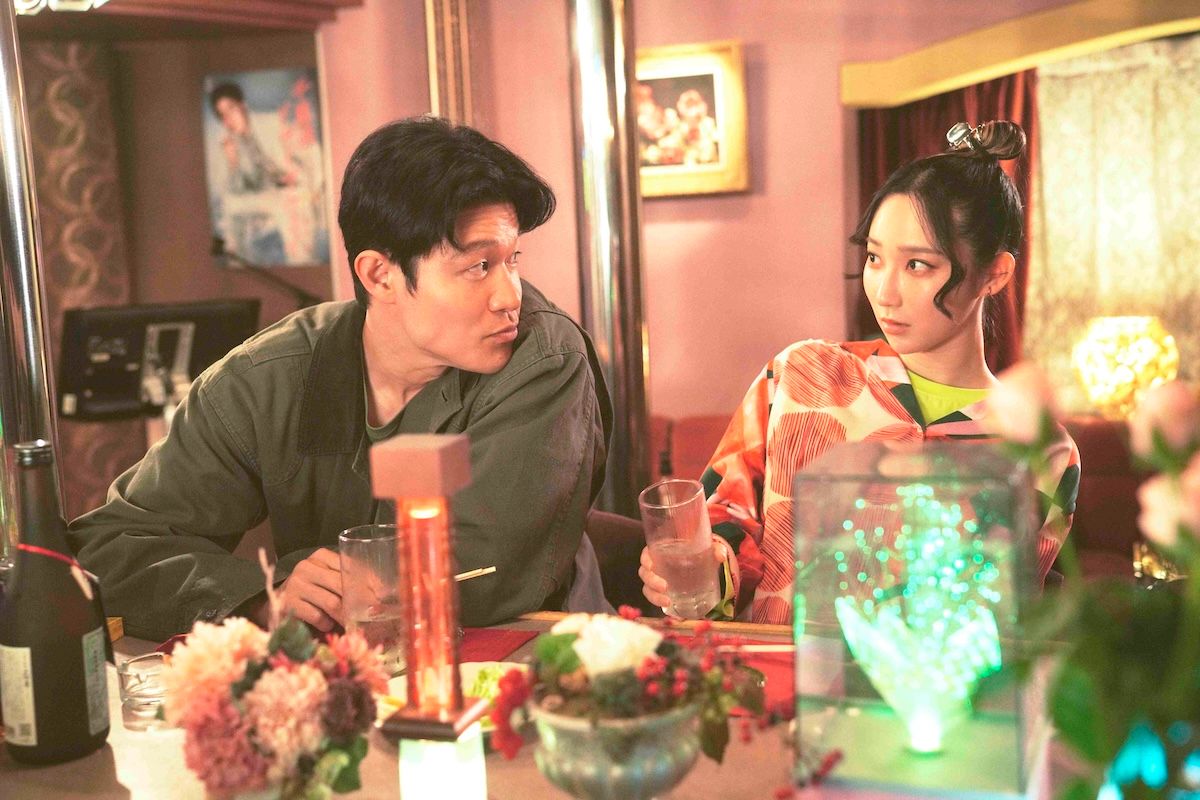 幼馴染でお好み屋を仕切る駒子(ファーストサマーウイカ)はことあるごとに俊樹に世話を焼いていたがⓒ2025「花まんま」製作委員会