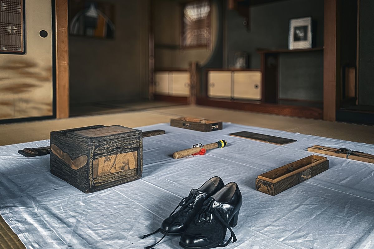 客間の《プサイの部屋から》セクション展示風景。これらの作品は、松澤がコンセプチュアル・アートに移行する前のものとされる。松澤は、モノや絵画やグラフィックなど多様なものが堆積した「プサイの部屋」と呼ばれる自宅屋根裏部屋で制作を行っていた