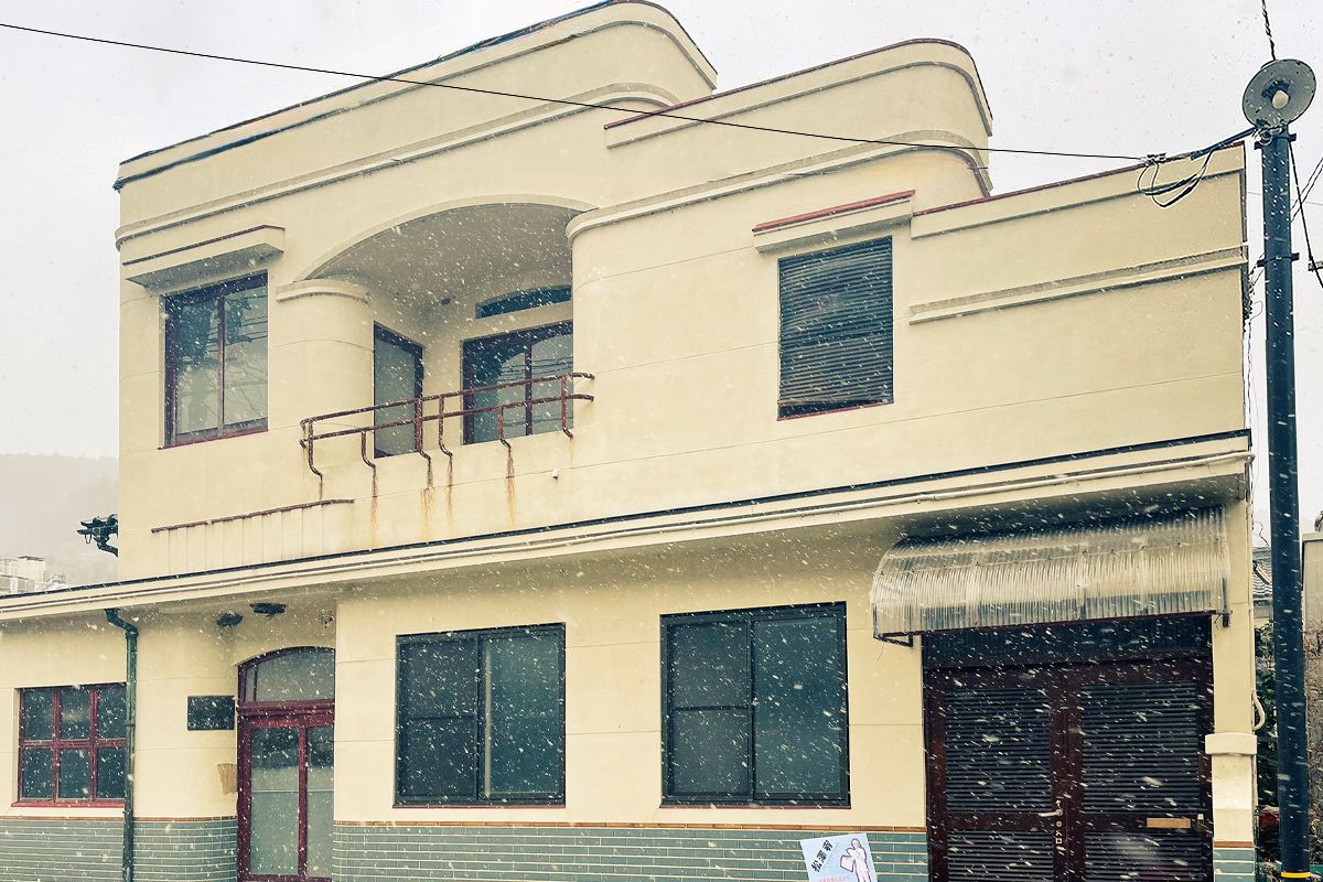 「松澤宥 生誕103年祭」会場となった下諏訪町御田町にある旧矢﨑商店。近くにはCafé Tacというお店があり、「松澤宥 生誕100年祭」の展示を当時のまま残した“松澤ルーム”がある。ガレットが美味