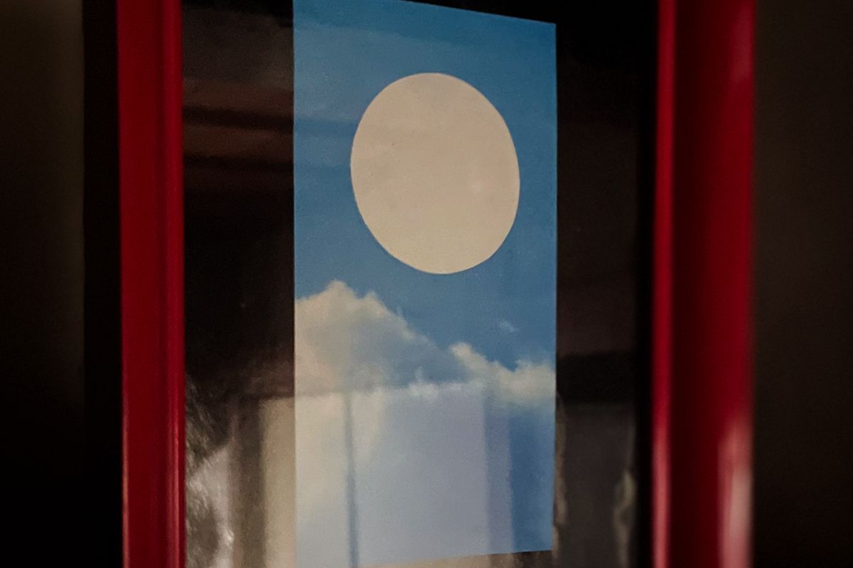 「白色円形根本絵画」（制作年不詳）。《観念美術に向かって》セクションにて展示