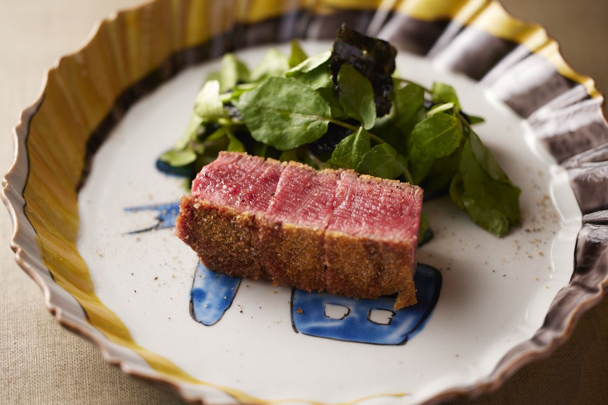 和牛のヒレカツはおまかせ33000円 （税込・ サ別）内の一皿。