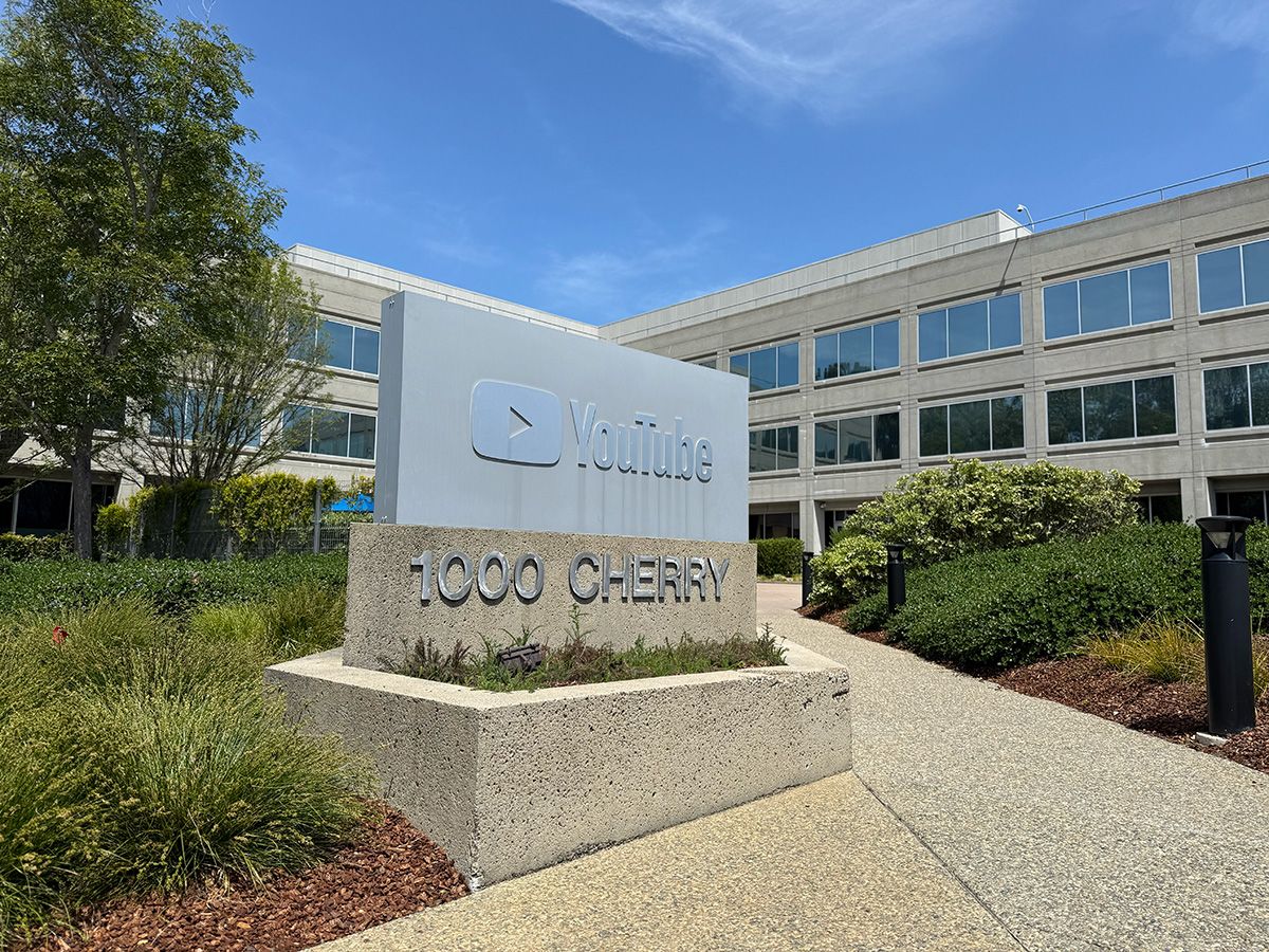 カリフォルニアのサンブルーノにあるYouTube本社。写真のビルディングのほかに全6つの拠点が広大な敷地に集まる。筆者が訪れた時には新社屋も建設中だった