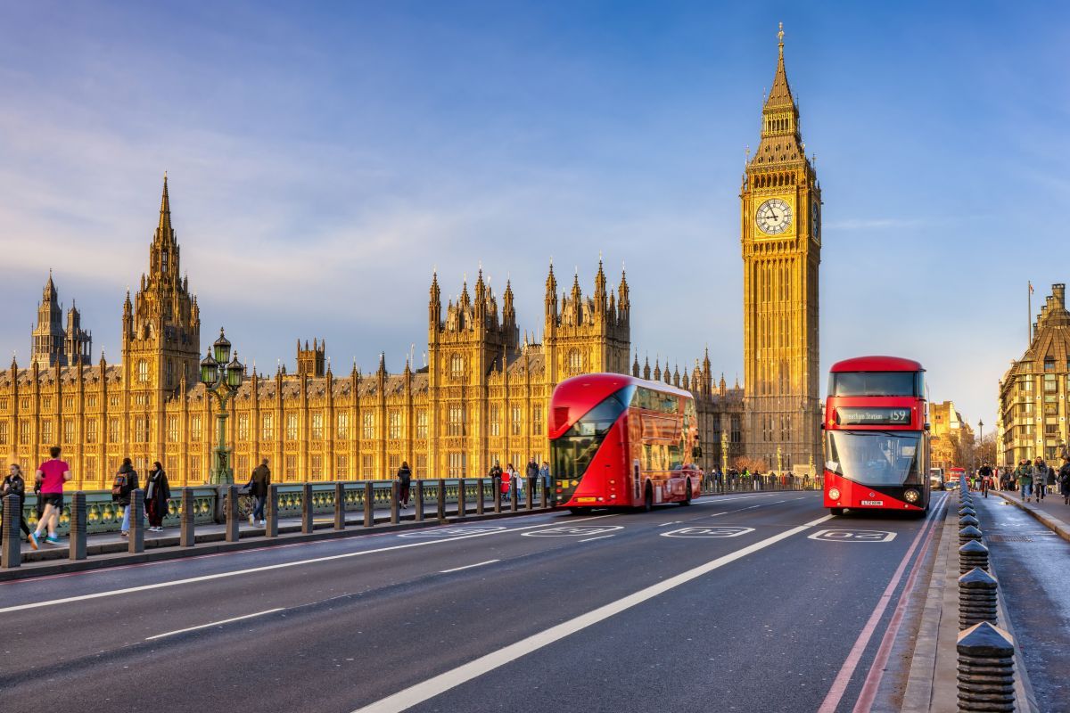 英ロンドンのウェストミンスター橋から見た夕日を浴びるビッグベン（Sven Hansche / Shutterstock.com）