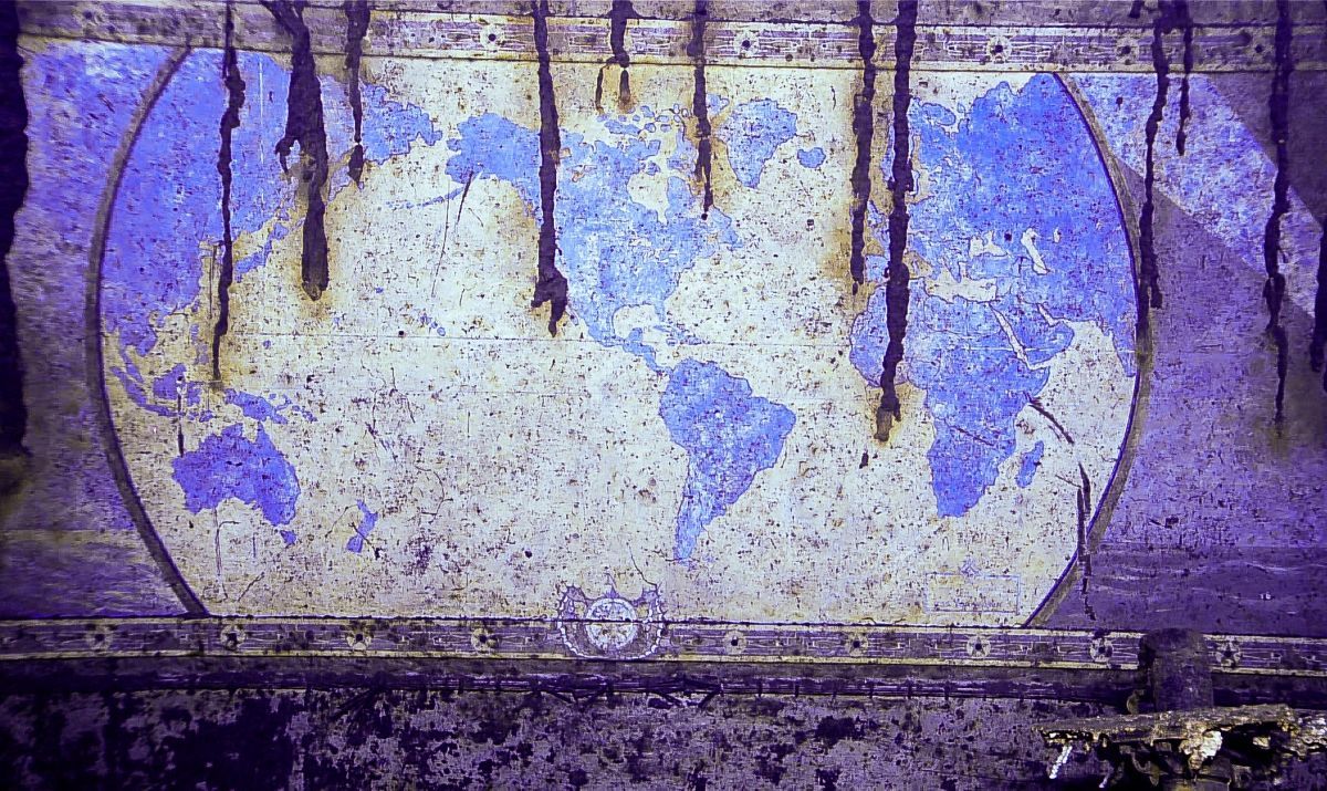 日本軍に撃沈された米空母ヨークタウンの第2エレベーターシャフト内で発見された「USSヨークタウンの航海図」と題された手描きの壁画。2025年4月19日撮影（NOAA Ocean Exploration, 2025 Beyond the Blue）