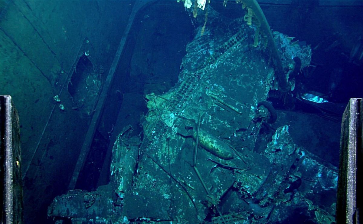 旧日本軍に撃沈された米空母ヨークタウンの船体後部の第3エレベーターシャフト内で、爆弾を搭載したまま横転した状態で見つかったダグラスSBDドーントレス急降下爆撃機の残骸。2025年4月20日撮影（NOAA Ocean Exploration, 2025 Beyond the Blue）