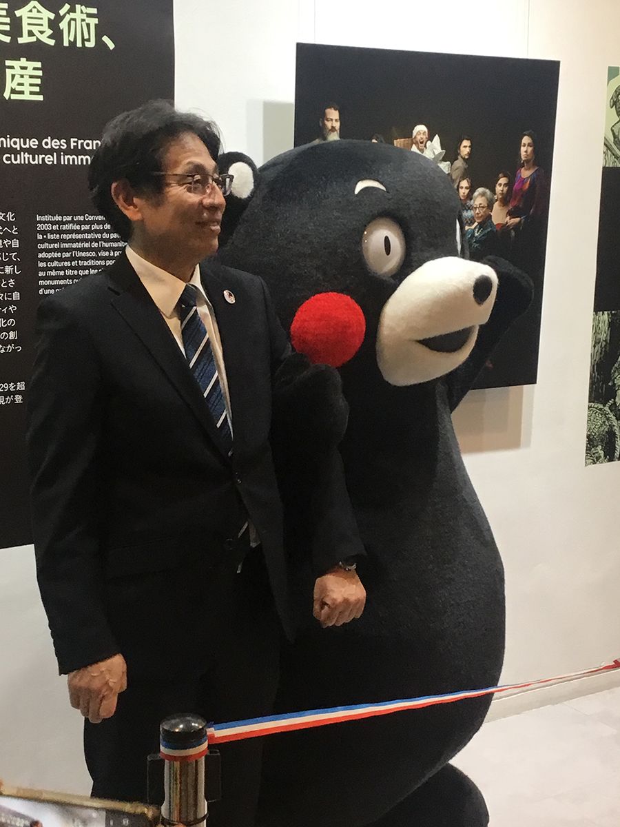 熊本県の竹内信義副知事（左）と「くまモン」