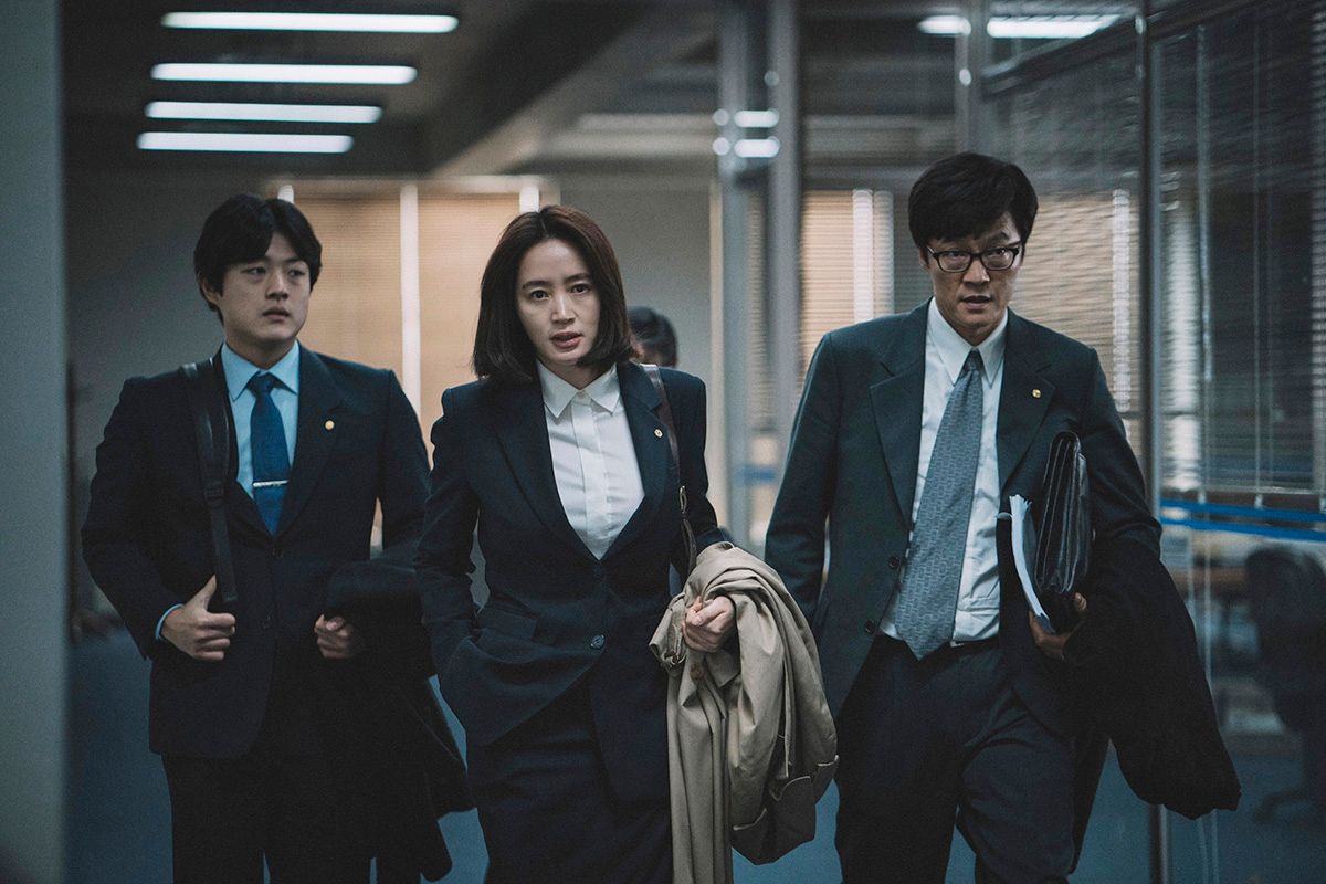 韓国銀行の通貨政策チーム長ハン（キム・ヘス、写真中央）　「国家が破産する日」DVD発売中＆デジタル配信中 発売・販売元：ツイン（c）2018 ZIP CINEMA, CJ ENM CORPORATION, ALL RIGHTS RESERVED