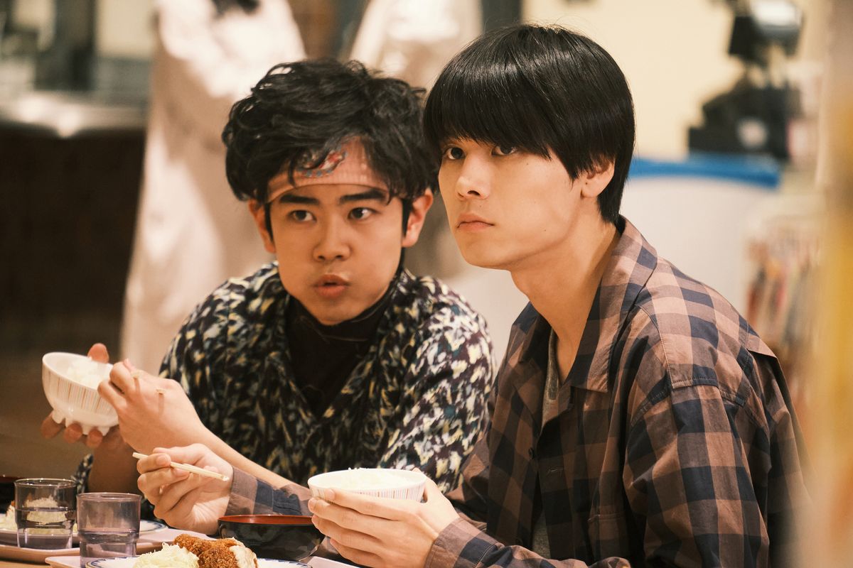 小西が一緒に昼食を摂るのは学内ではただ1人、山根（黒崎煌代）だけだった©️2025「今日の空が一番好き、とまだ言えない僕は」製作委員会