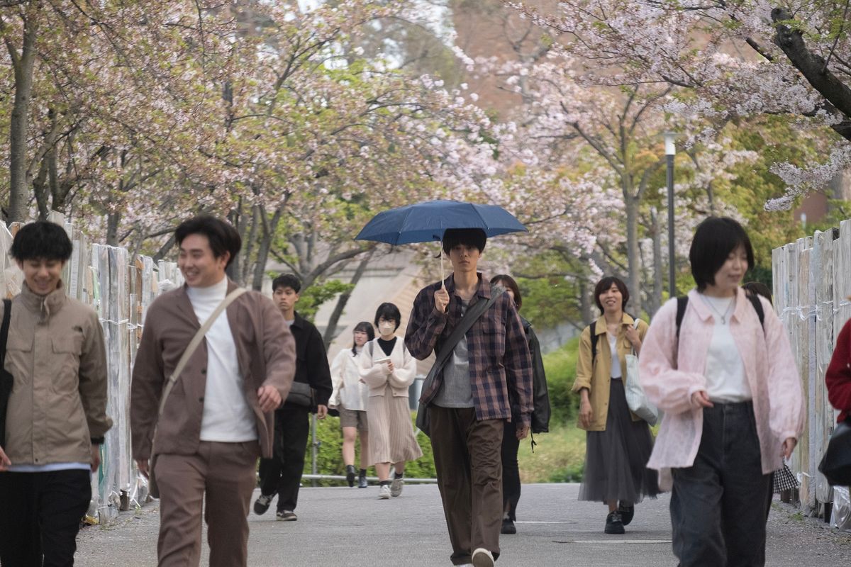 小西徹は晴れた日でも自分を守る「盾」のように日傘をさしてキャンパスを歩く2025「今日の空が一番好き、とまだ言えない僕は」製作委員会