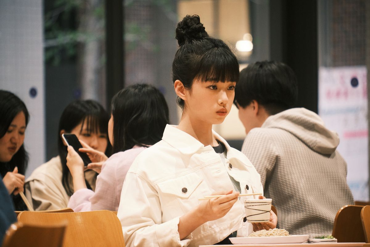 桜田花（河合優実）は学食ではいつも1人でそばを食べていたため「ざる蕎麦女」と呼ばれていた©️2025「今日の空が一番好き、とまだ言えない僕は」製作委員会