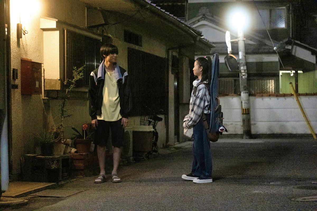 銭湯でのアルバイト仲間さっちゃん（伊東蒼）はひそかに小西に好意を寄せていた。 『今日の空が一番好き、とまだ言えない僕は』4月25日（金）より全国公開中©️2025「今日の空が一番好き、とまだ言えない僕は」製作委員会