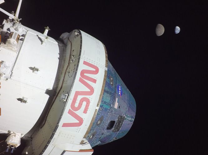 アルテミス1計画で2022年に打ち上げられたオリオン宇宙船。月の向こう側、地球から42万6000km離れた遠地点から撮影(c)NASA/JSC