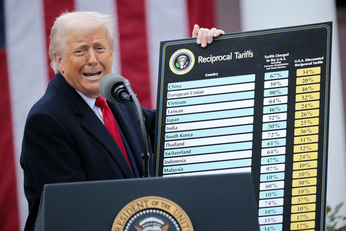 日本を直撃する数百万の詐欺メッセージ、トランプ関税や証券会社の不正