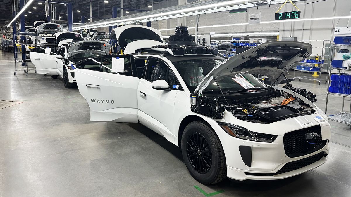 工場の組み立てラインで、Jaguar I-PACE SUVにウェイモのコンピューターシステム、ライダー、レーダー、カメラを作業員が設置している様子(C)Waymo