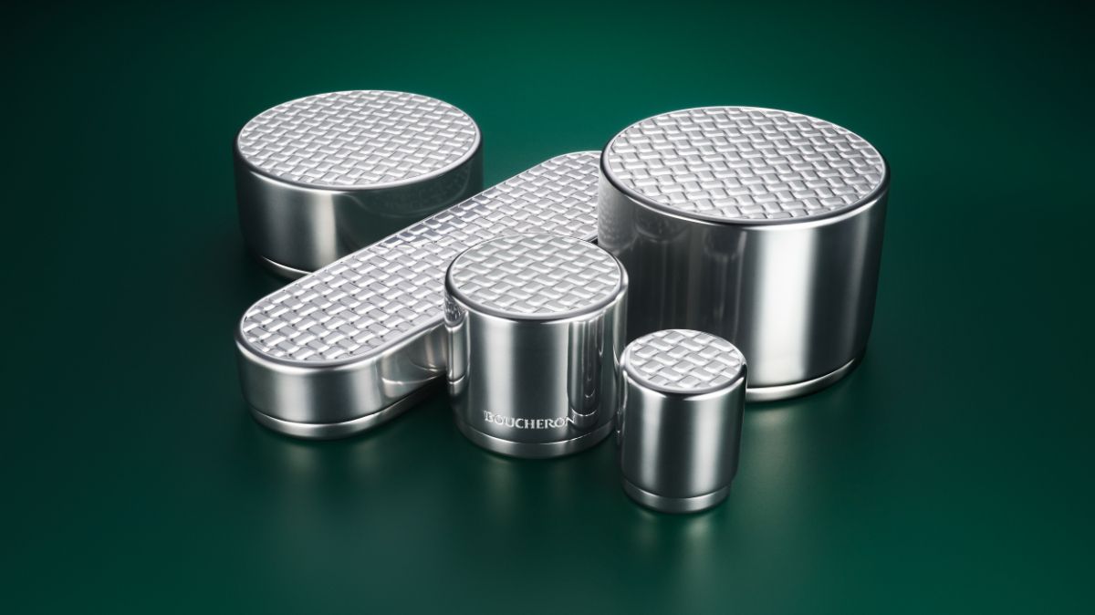 2023年に導入された新しいジュエリーケース。再生されたアルミニウムとウールフェルトを素材としている。