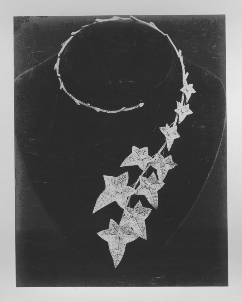 アーカイブより、1881年に制作されたクエスチョンマーク形の「リエール」ネックレス。