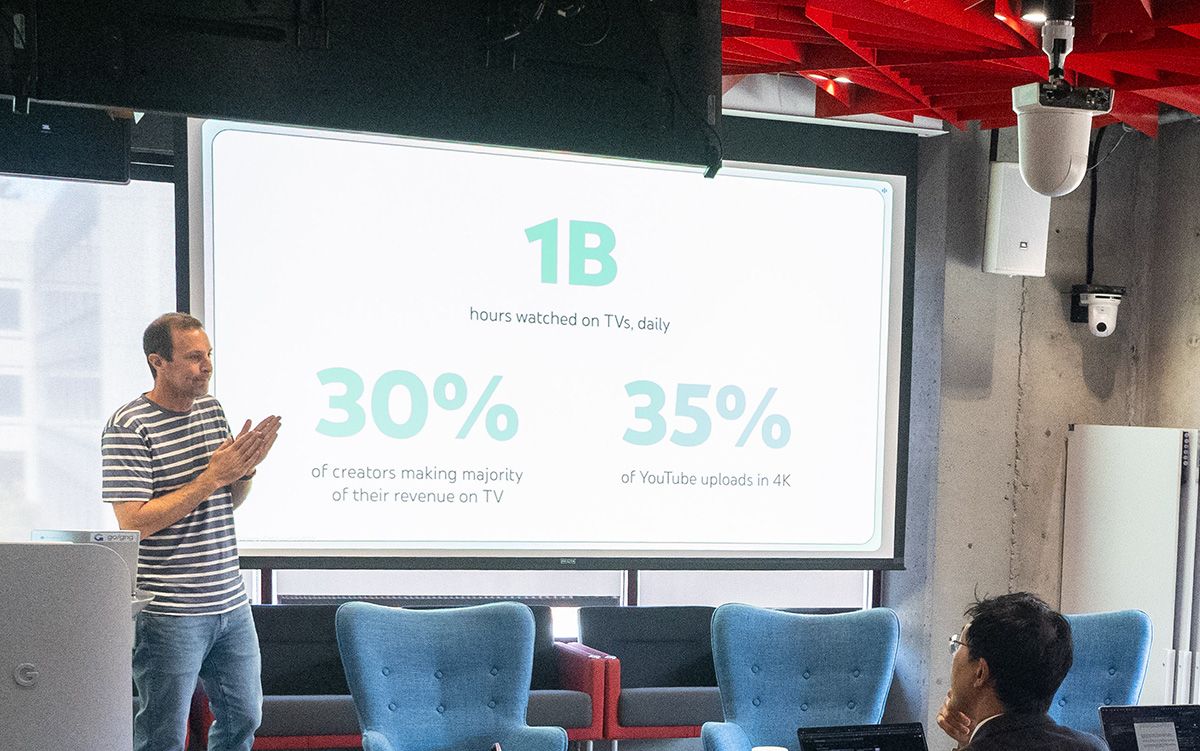 大画面テレビで快適に見られる4K画質のYouTubeコンテンツが増えたと語るウィルム氏。背景にはクリエイターによる、より高品位な動画で差を付けたいという創作意欲の高まりがあるのだという