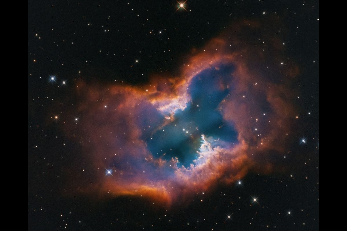 ハッブル宇宙望遠鏡がとらえた蝶のような美しい形をした惑星状星雲「NGC 2899」の画像。この星雲は約4500光年離れた南天の星座ほ座にある(NASA, ESA, STScI; Image Processing: Joseph DePasquale (STScI))