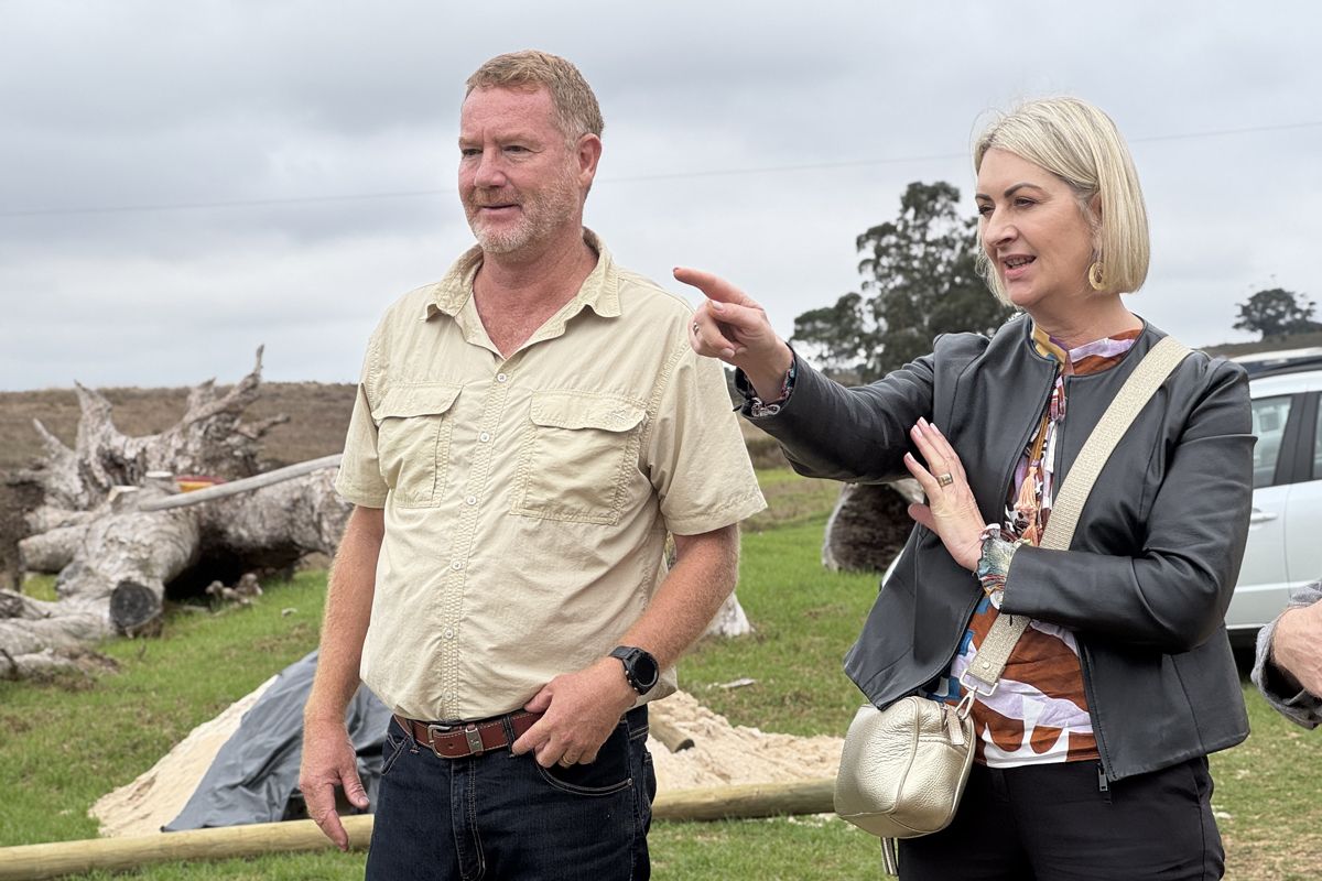 ペブル・プロジェクトによる教育施設の校長ヨハン・ヴァン・トンデル（Johan van Tonder）とクリエイションのキャロリン・マーティン