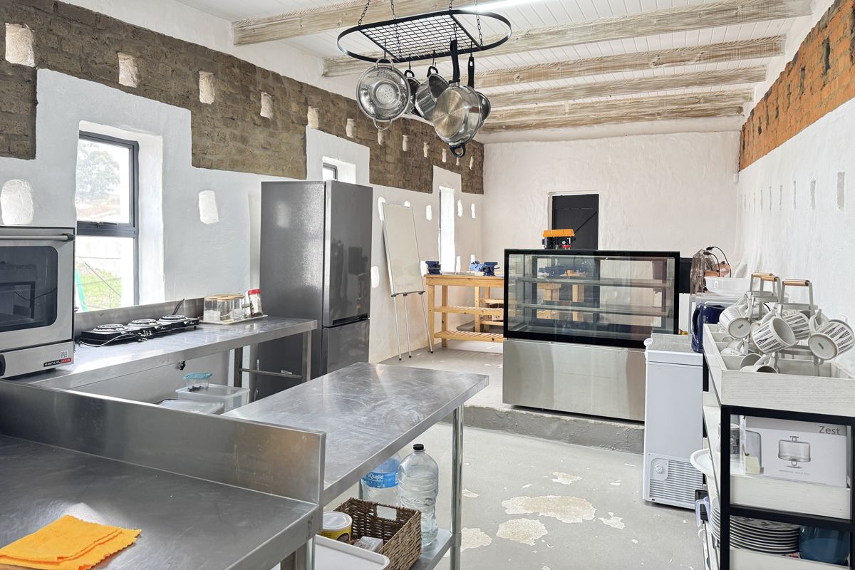 クリエイションから車で5分ほどの場所にあるペブル・プロジェクトの学校と職業訓練施設を案内してもらった