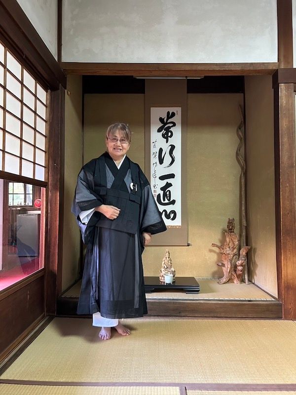 これまで50もの職業を転じてきた旺季志ずか。脚本家、 アイドル、起業家、小説家、演出家とキャリアを重ね、 2024年には出家。今年1月末には、1日18時間禅堂で座禅に入る1週間の修行へ。