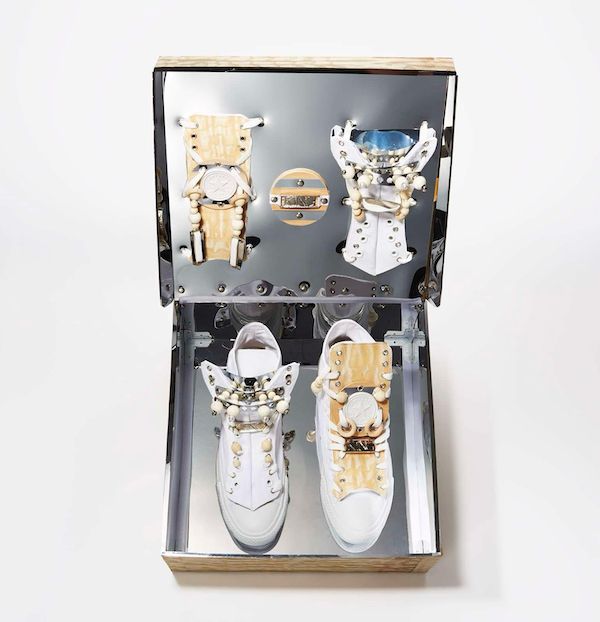 CONVERSEとコラボレーションした限定カス タマイズスニーカー。