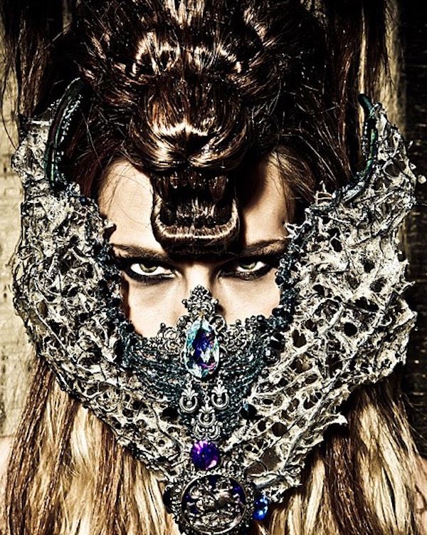 「ウェアラブルスカルプチャー」というファッシ ョンとアートを融合させた斬新な衣装作品をア ーティストやミュージシャンに提供。