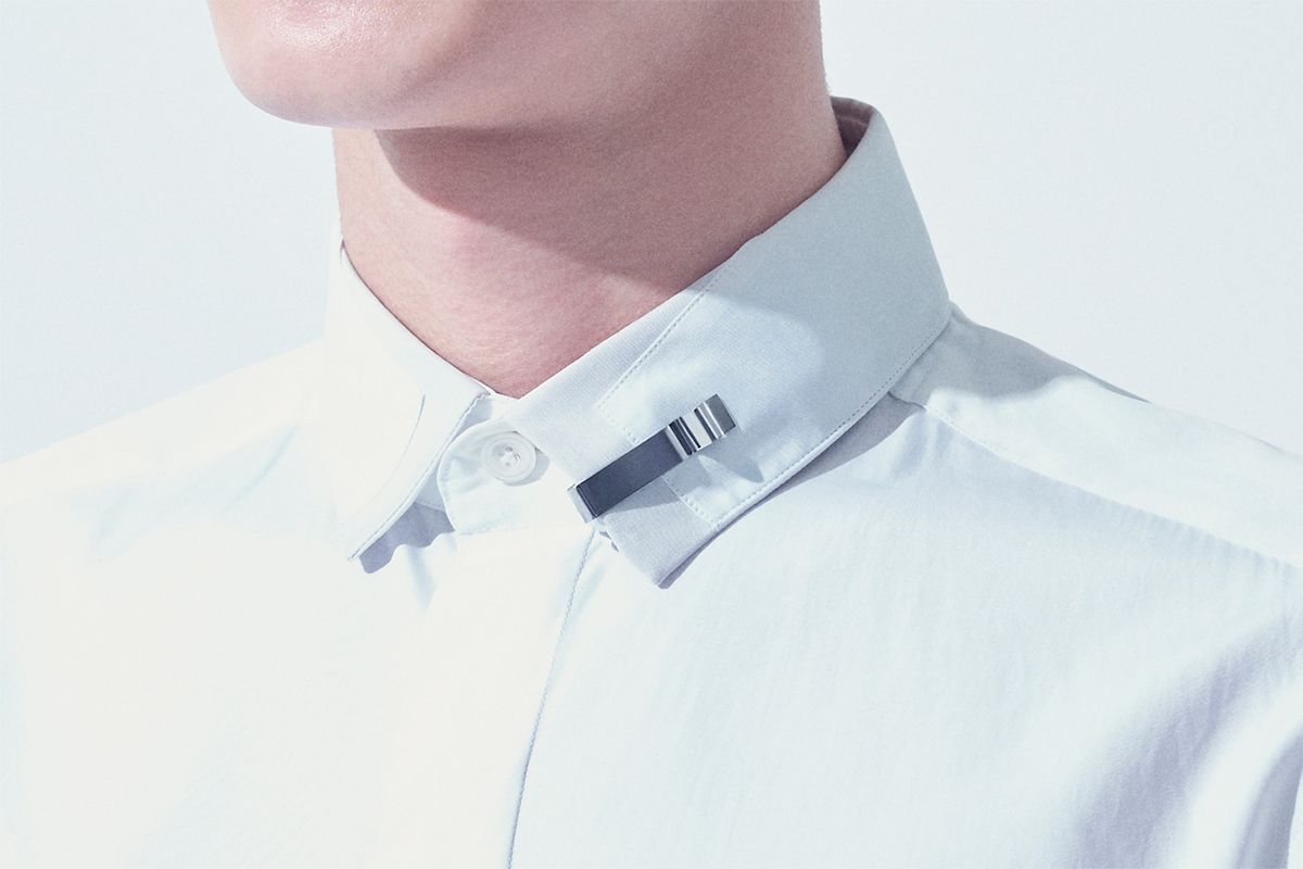 ウェアラブル英会話教師の「ELI（エリ）」。洋服の襟に つける小型マイクデバイスで、専用アプリと連動して、ユー ザーが日本語で話す内容を記録・解析し、パーソナライズ 化された最適な英会話レッスンを生成する。