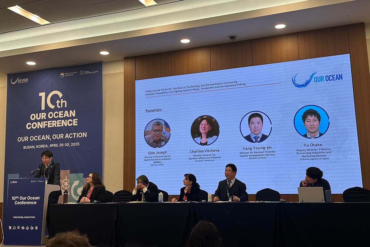 「技術と調和が、水産物のトレーサビリティの確保と違法・無報告・無規制（IUU）漁業との闘いにおいて果たす役割」と題した公式サイドイベントには、水産庁の大竹悠課長補佐（左）が登壇した