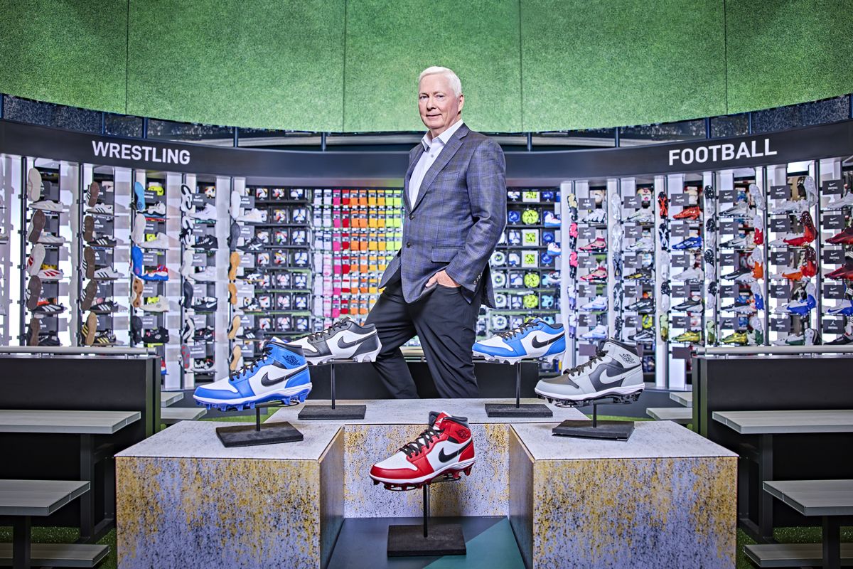 エド・スタック（写真）が父のスポーツ用品店「ディックス・ベイト・アンド・タックル」で働き始めたのは10代の時だった。1984年にスタックと彼の兄弟は、父から2つの店舗を125万ドルで買い取り、「ディックス・スポーティング・グッズ」に社名を変更。40年間で時価総額180億ドルを超える巨大企業に育て上げた。ナイキ創業者のフィル・ナイトは、スタックを「家族経営の小さなスポーツ用品店を受け継ぎ、それを全国的な小売業の大企業に成長させた天才」と評す。