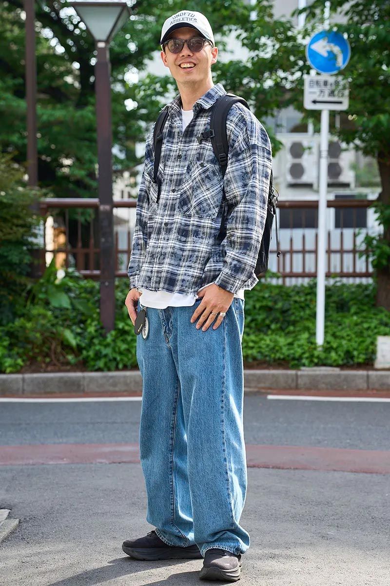 シャツ＝フリークスストア　Tシャツ、リング＝ともに不明　デニム＝リーバイス　シューズ＝ホカ　帽子＝アンディフィーテッド　眼鏡＝無印良品　バッグ＝ザノースフェイス　腕時計＝アップル