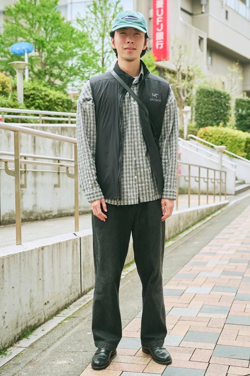 ベスト＝アークテリクス　シャツ＝サンフラワー　デニム＝古着　シューズ＝クロケットアンドジョーンズ　帽子＝シュプリーム　バッグ＝ジルサンダー　ブレスレット、リング＝ともにティファニー　リング2＝メゾンマルジェラ