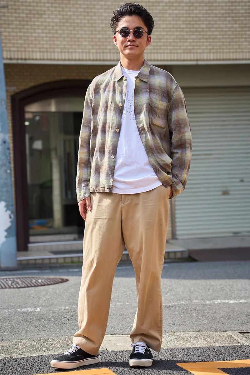 シャツ＝アワーレガシー　Tシャツ＝カスバ×ワコマリア　パンツ＝ヤエカ　シューズ＝ヴァンズ　眼鏡＝不明